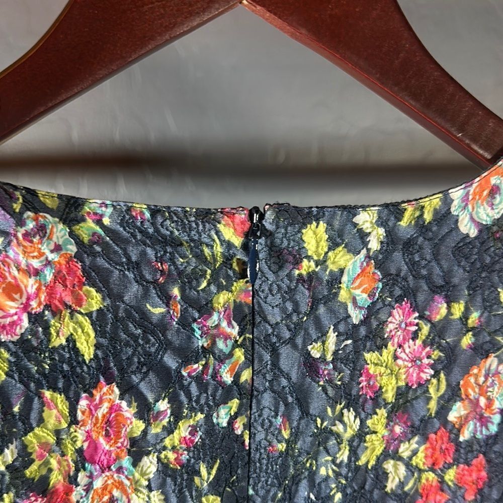 Blue Floral Sheath Dress with Sleeveless Design for Casual Occasions - Picture 5 of 9